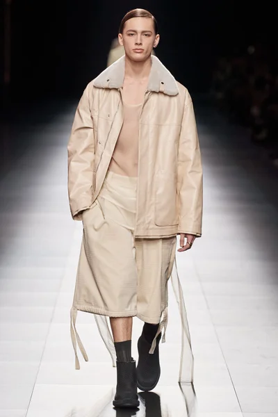 Look 18